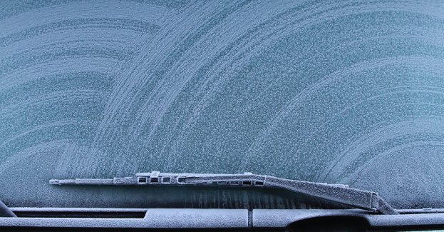 Choć kalendarzowe zimy bywają coraz łagodniejsze, to tegoroczna aura nie pozostawia złudzeń – mrozy nie ustępują, a termometry regularnie pokazują wartości znacznie poniżej zera. To moment, w którym na pierwszy plan wychodzi coś pozornie banalnego - płyn do spryskiwaczy. Jak zwraca uwagę Instytut Transportu Samochodowego, wielu kierowców wciąż jeździ z przekonaniem, że skoro na etykiecie widnieje napis „zimowy”, to problem z głowy. Badania ITS pokazują jednak, że rzeczywistość bywa zupełnie inna.